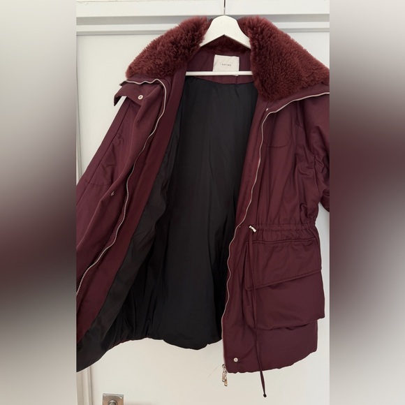 Katimo Coat
Oversized parka with a drawstring waist. - Picture 5 of 9